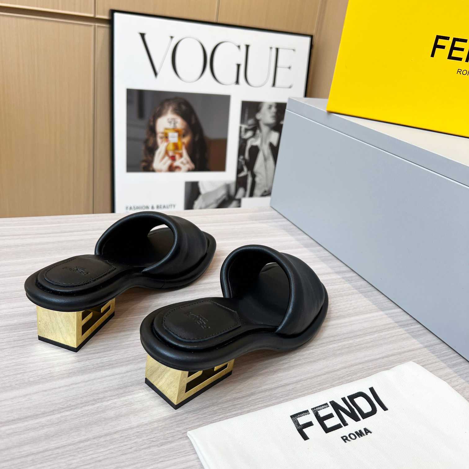 Fendi Baguette Pantoletten aus schwarzem Nappaleder - EUR FASHION