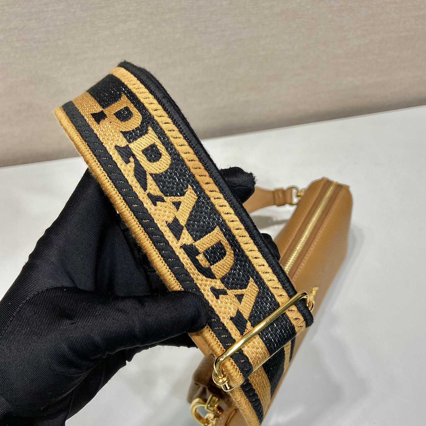 Umhängetasche aus Prada-Leder - EUR FASHION