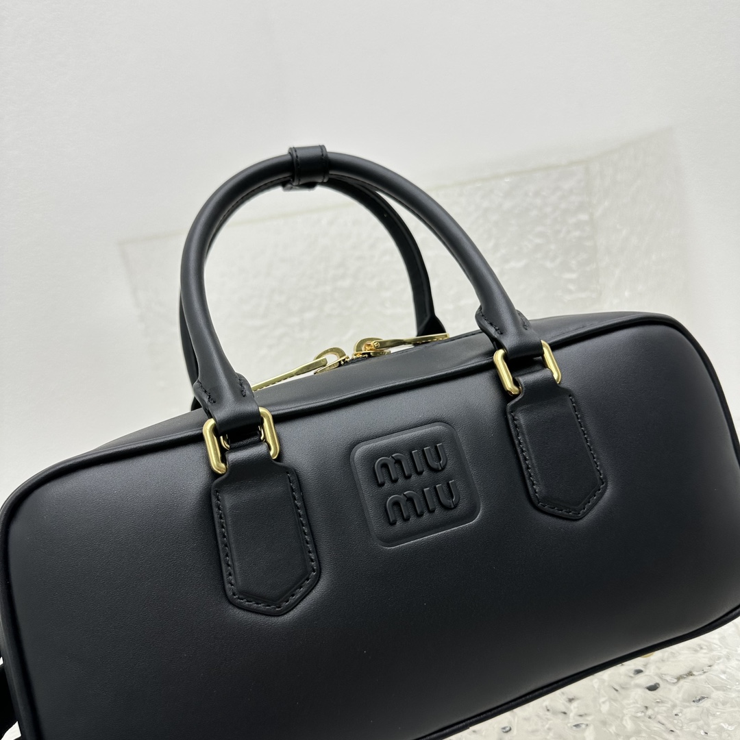 Miu Miu Ledertasche mit Henkel - EUR FASHION