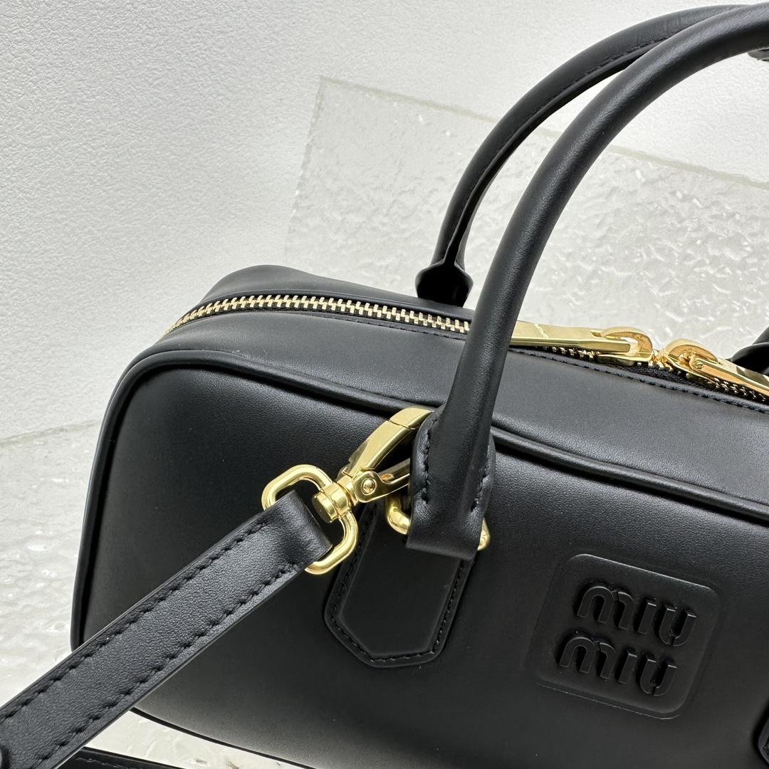 Miu Miu Ledertasche mit Henkel - EUR FASHION