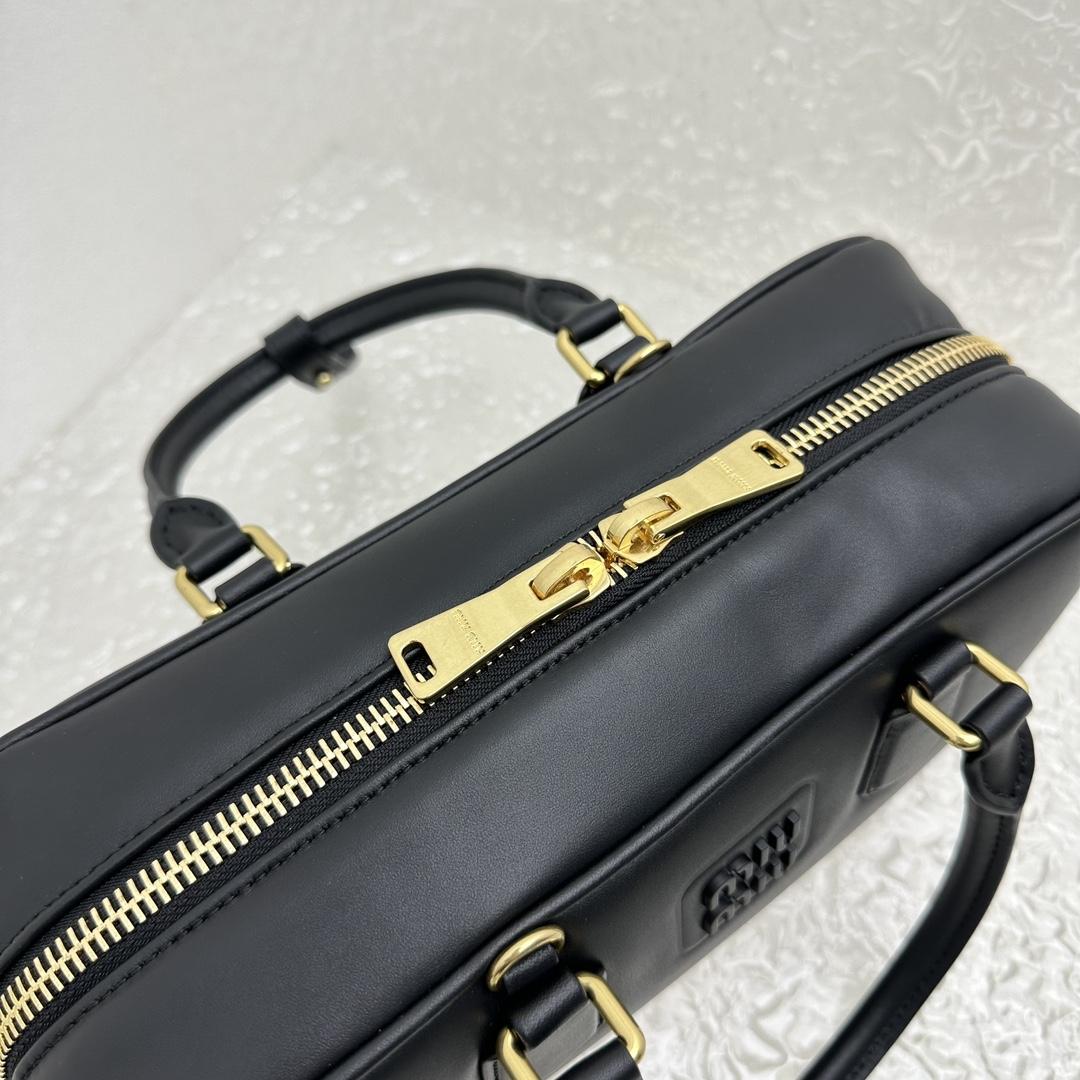 Miu Miu Ledertasche mit Henkel - EUR FASHION