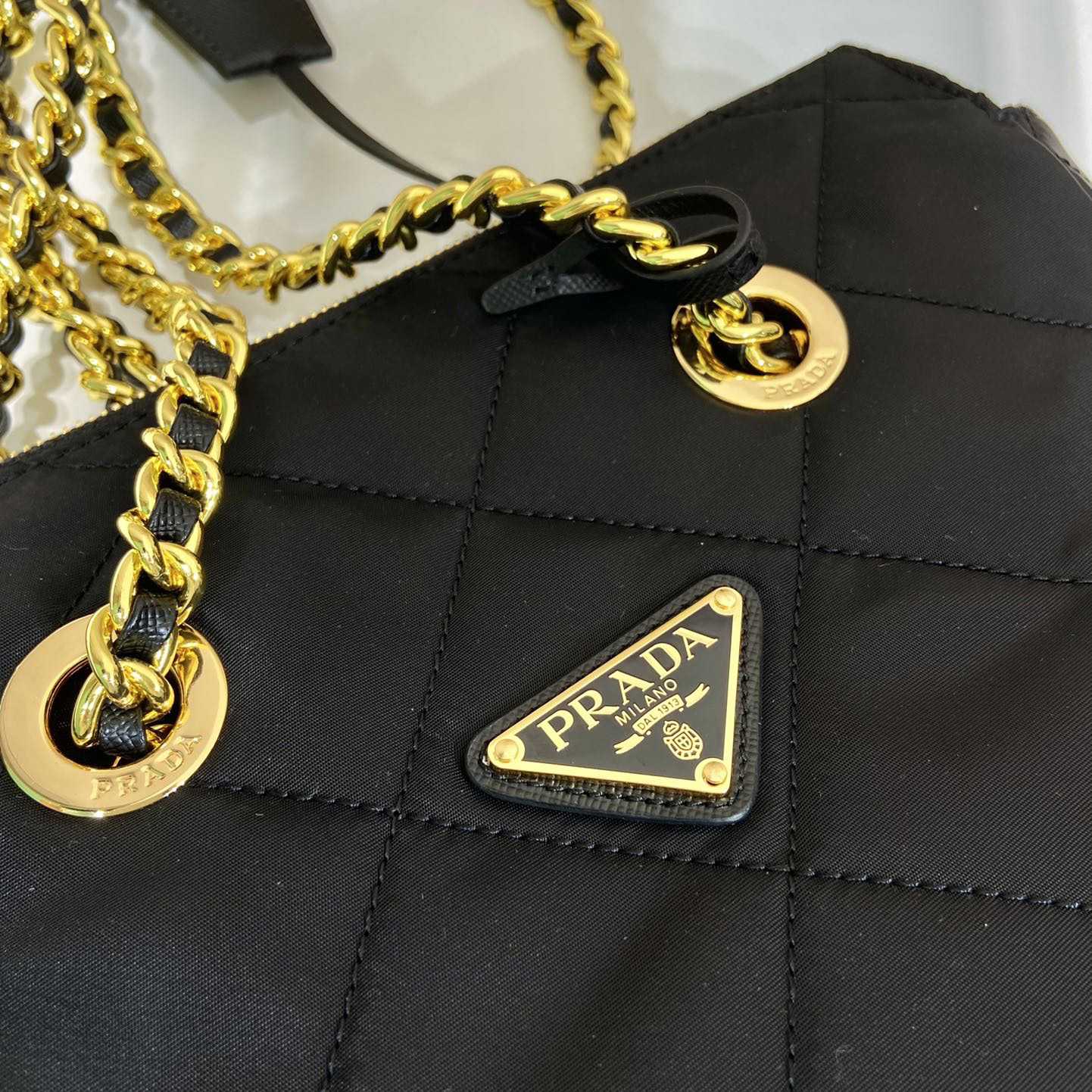 Prada Nylon Tessuto Impuntu gesteppte Umhängetasche Schwarz (25-24-5 cm) - EUR FASHION