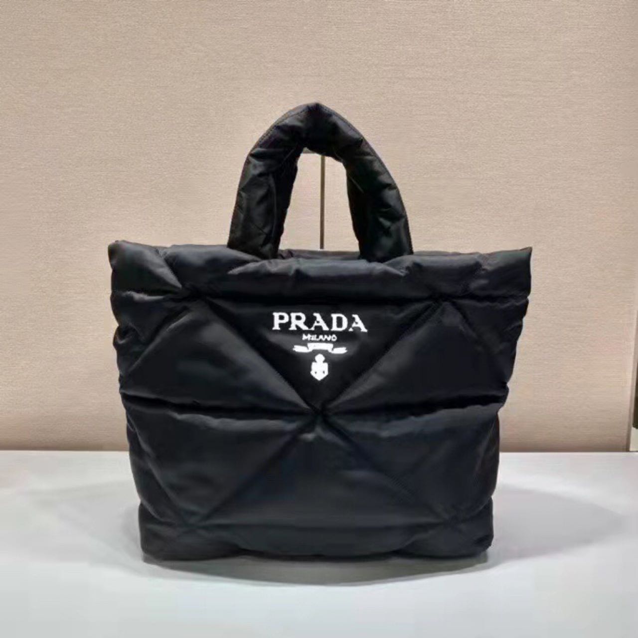 Prada gepolsterte Re-Nylon-Einkaufstasche - EUR FASHION