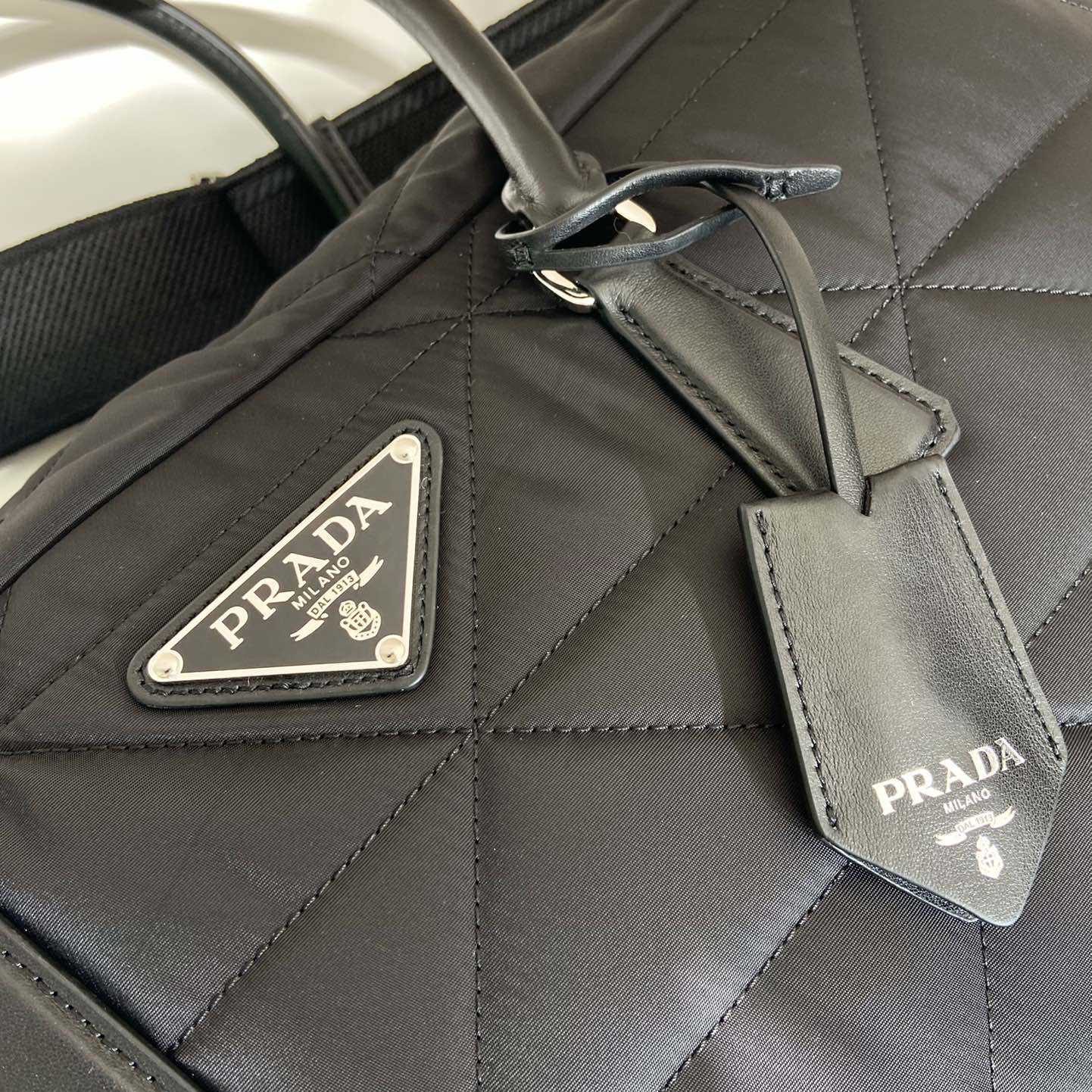 Prada gesteppte Re-Nylon-Reisetasche - EUR FASHION