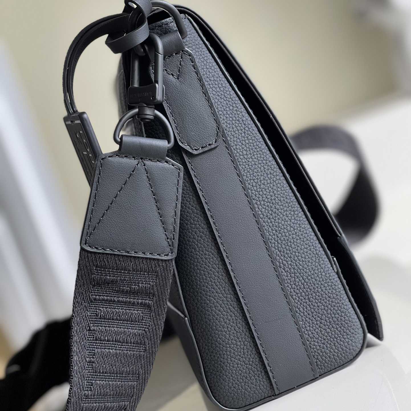Louis Vuitton Takeoff Messenger (30,5 x 24 x 10 cm) M57080 - EUR FASHION