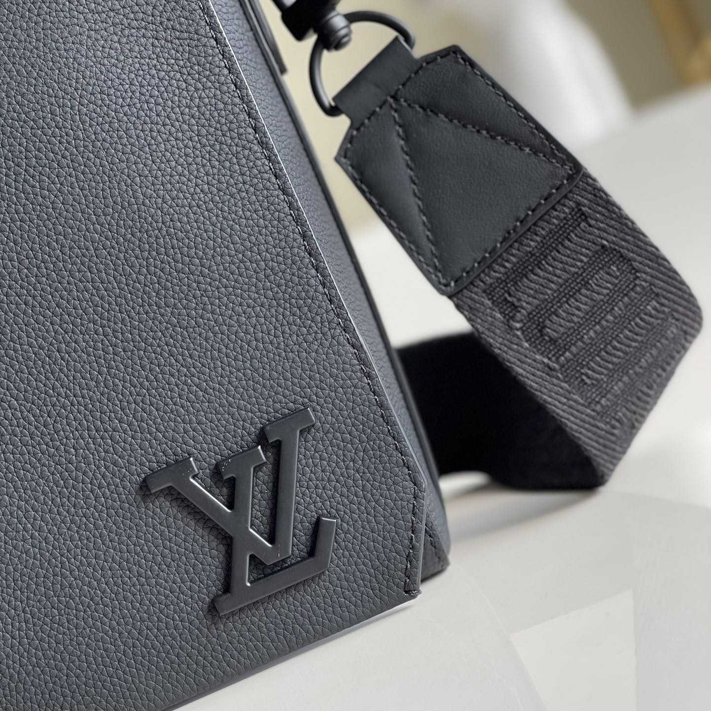 Louis Vuitton Takeoff Messenger (30,5 x 24 x 10 cm) M57080 - EUR FASHION