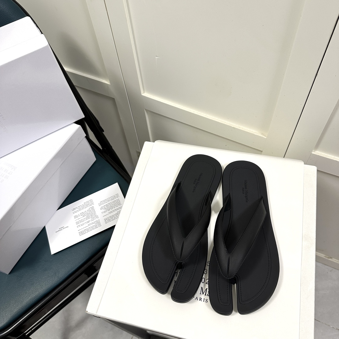 Maison Margiela Tabi Flip-Flops mit offener Zehenpartie - EUR FASHION