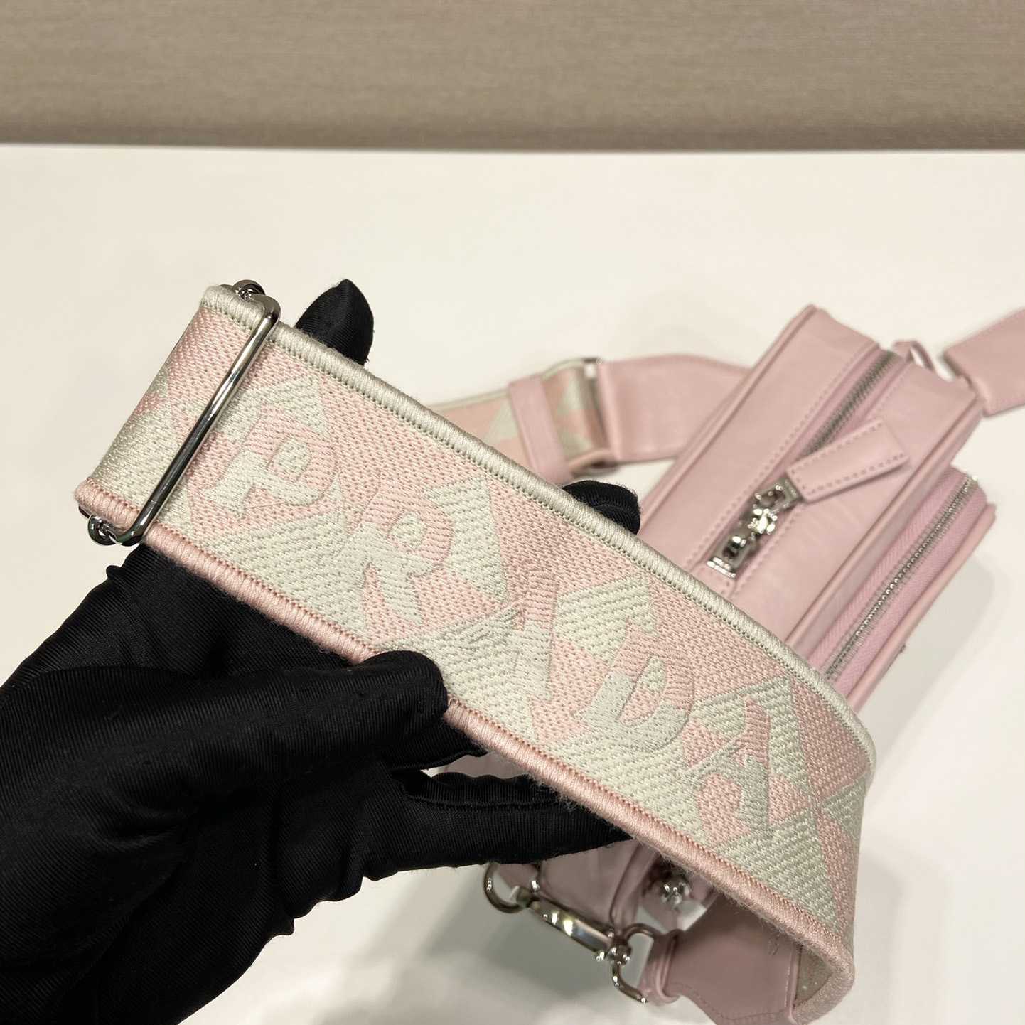 Prada Nappa-Umhängetasche aus antikem Leder mit mehreren Taschen - EUR FASHION