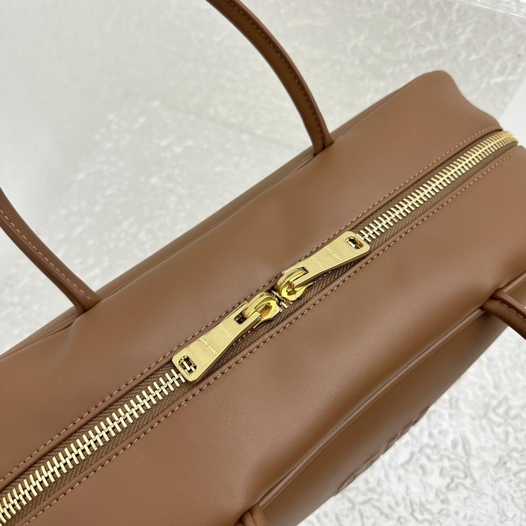 Miu Miu Ledertasche mit Henkel - EUR FASHION