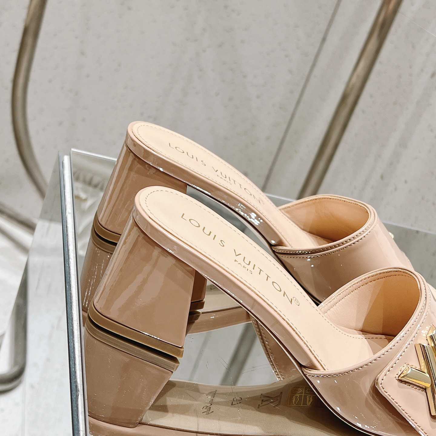 Louis Vuitton Shake Mule 1ABID2 - EUR FASHION