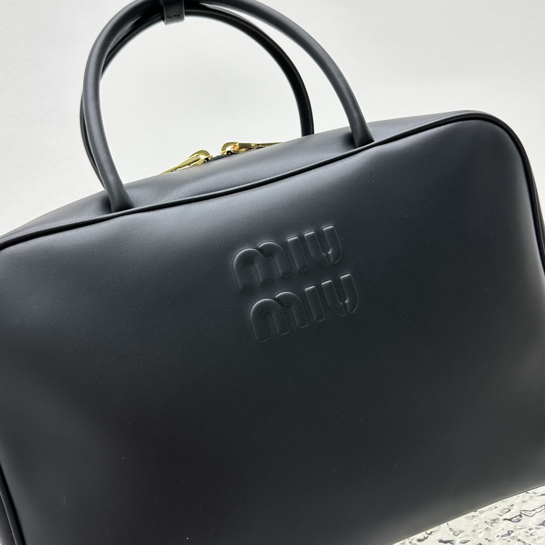 Miu Miu Ledertasche mit Henkel - EUR FASHION