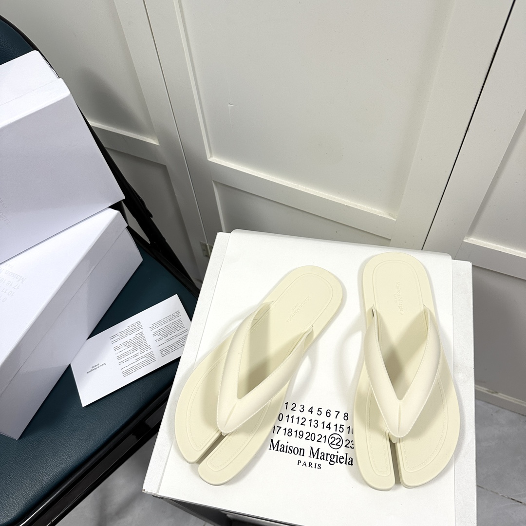 Maison Margiela Tabi Flip-Flops mit offener Zehenpartie - EUR FASHION