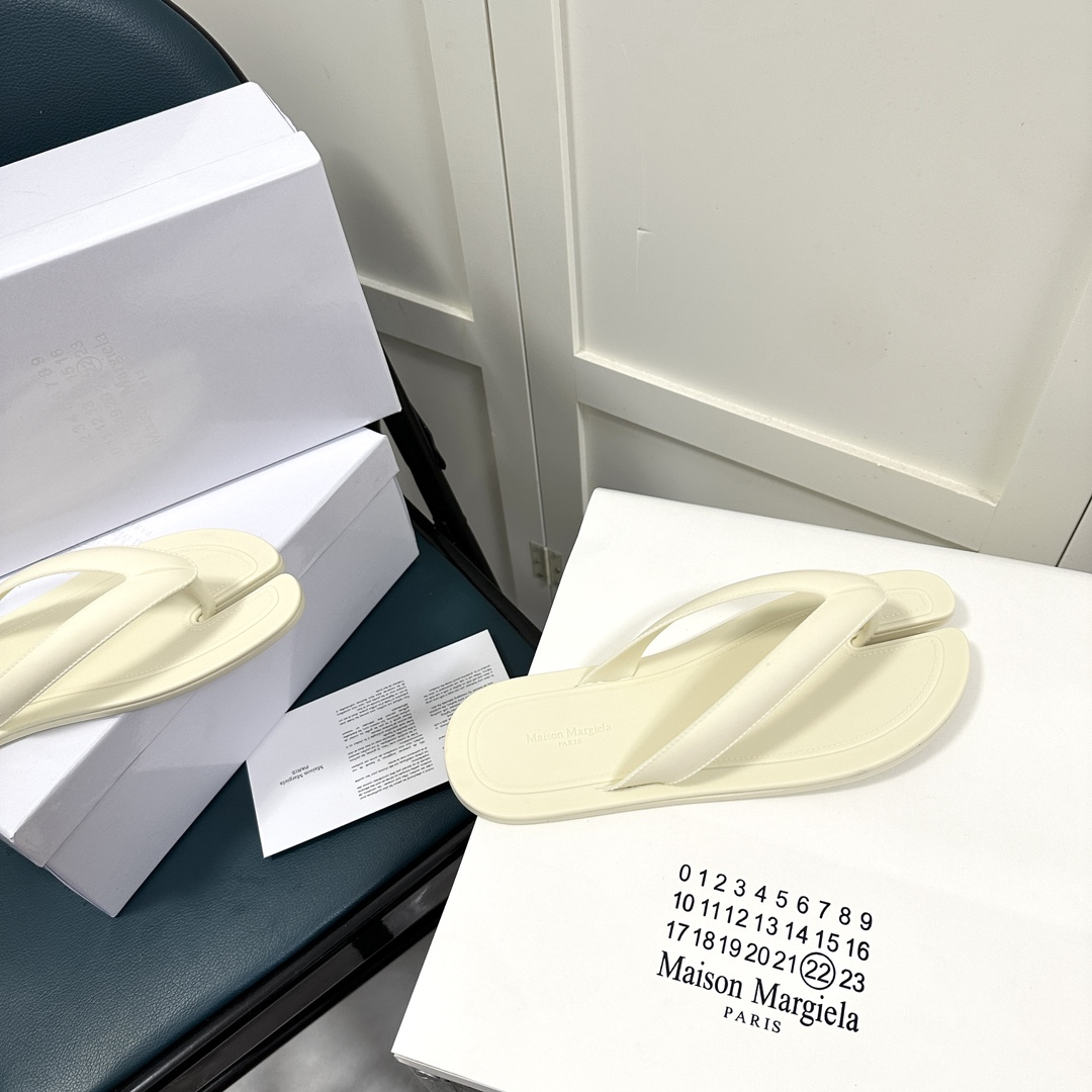 Maison Margiela Tabi Flip-Flops mit offener Zehenpartie - EUR FASHION