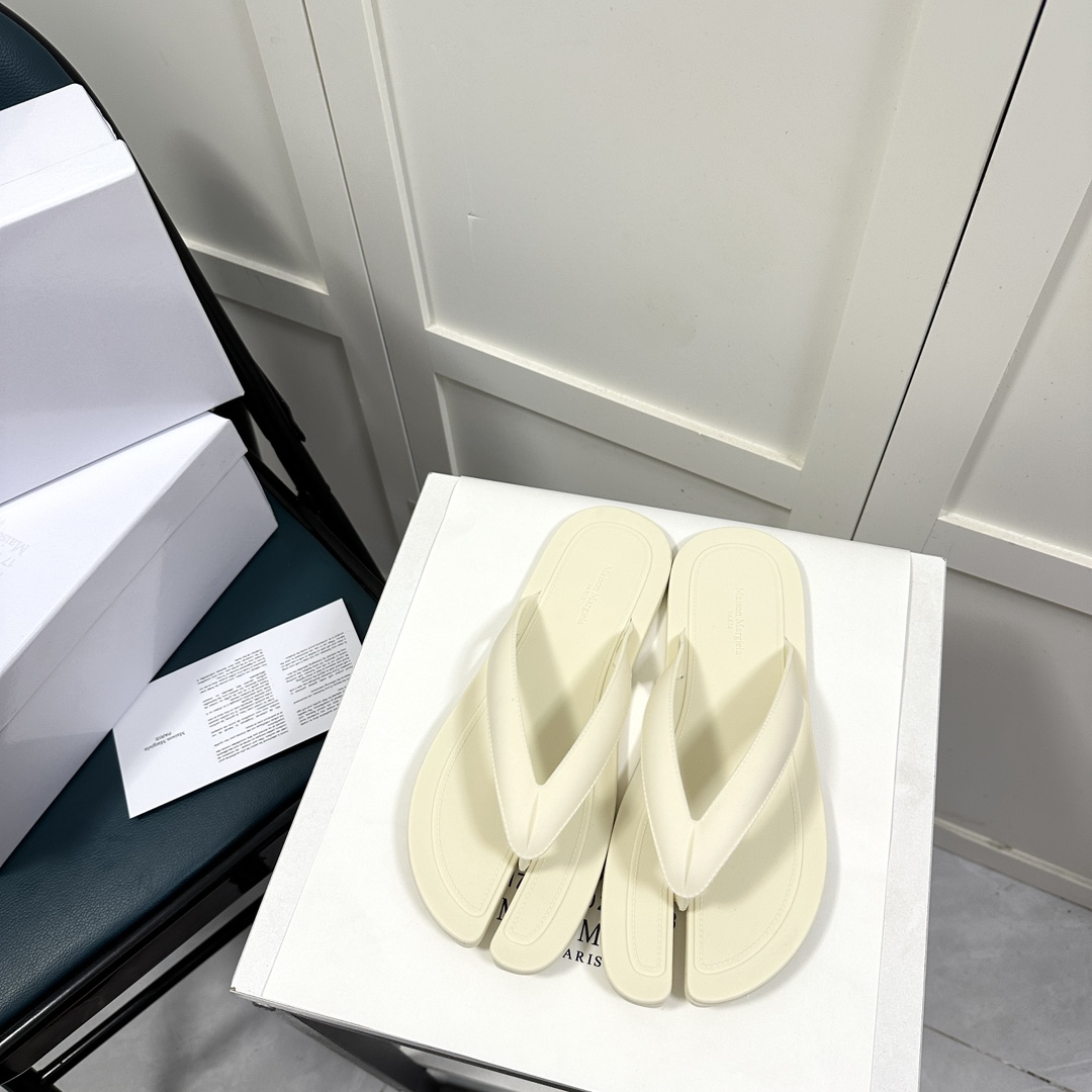 Maison Margiela Tabi Flip-Flops mit offener Zehenpartie - EUR FASHION