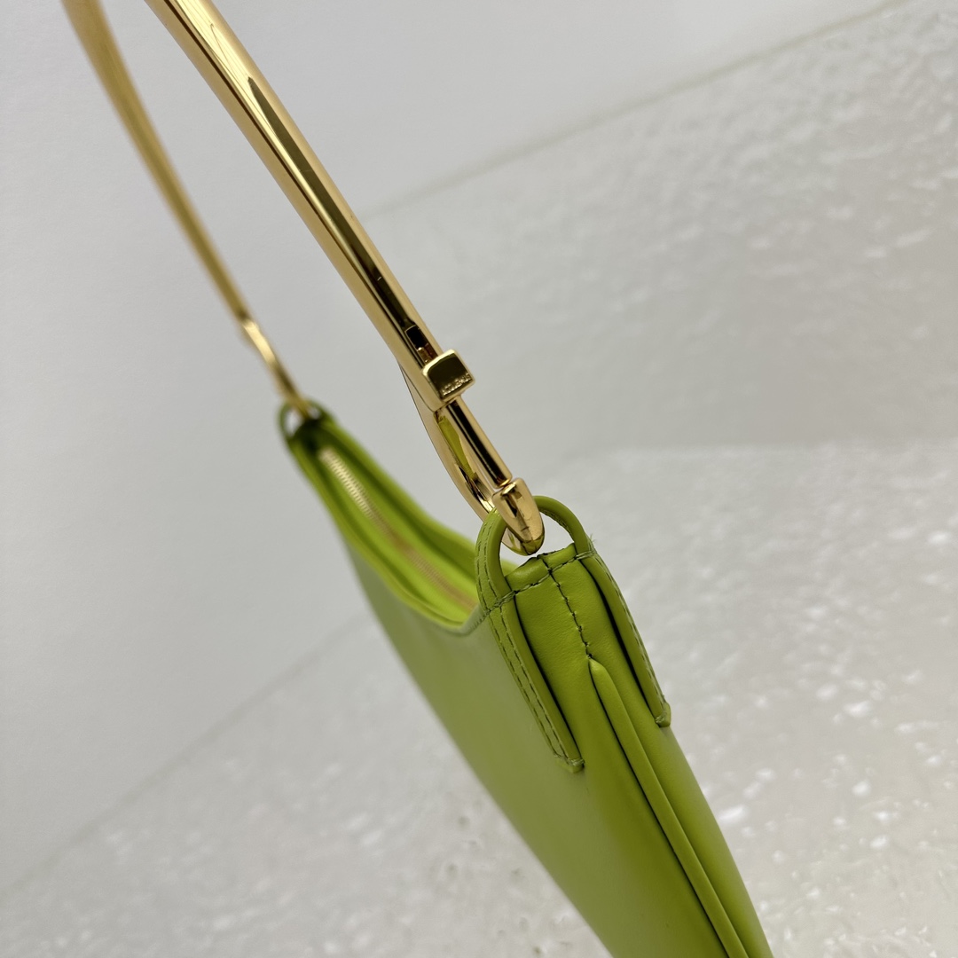 Jacquemus Le Bisou Mousqueton Umhängetasche mit Karabinerriemen - EUR FASHION