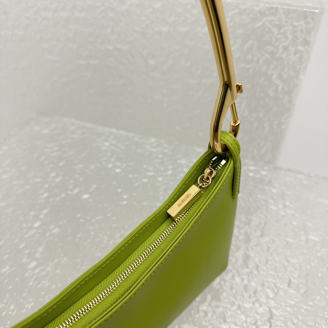 Jacquemus Le Bisou Mousqueton Umhängetasche mit Karabinerriemen - EUR FASHION