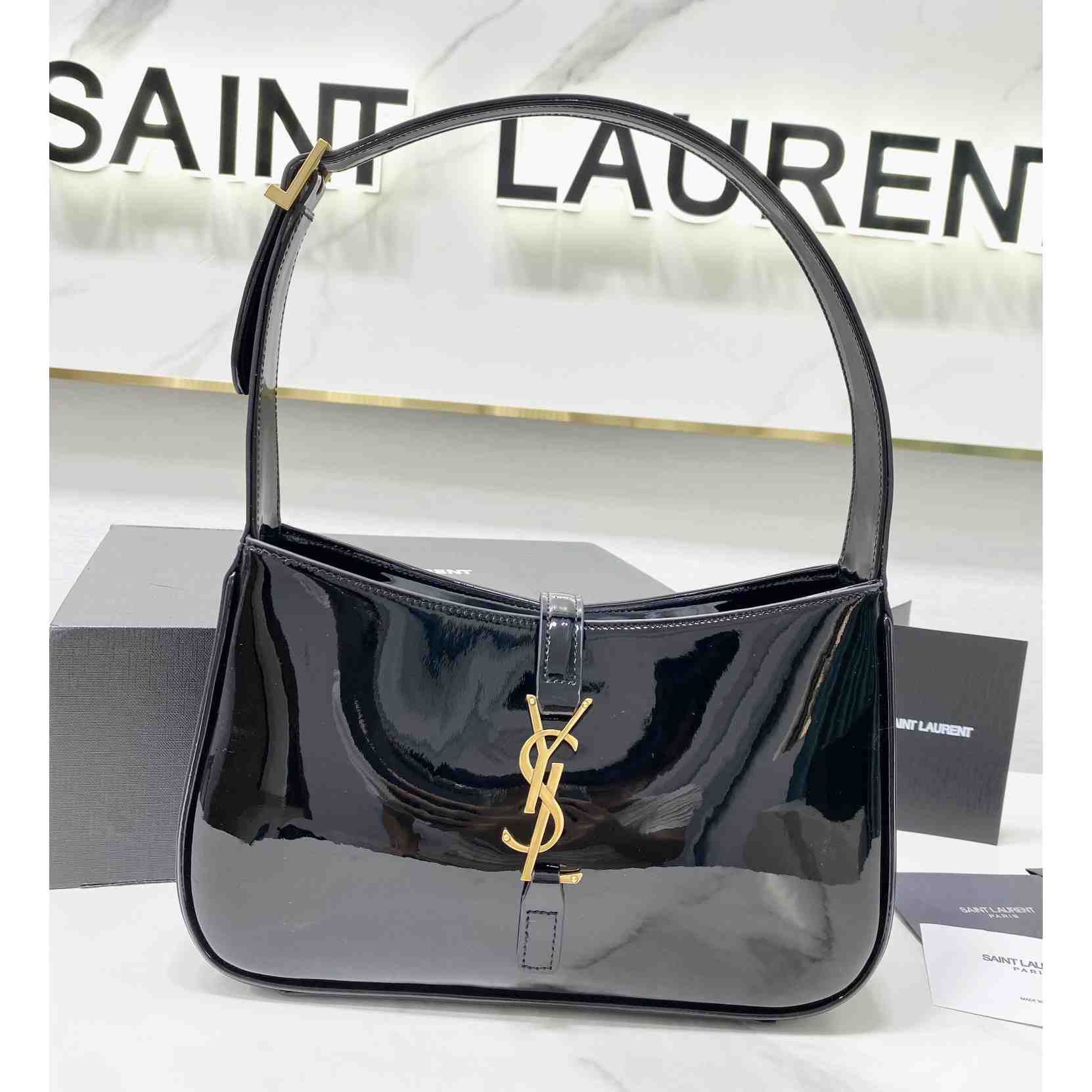 Saint Laurent Le 5 À 7 aus Lackleder - EUR FASHION