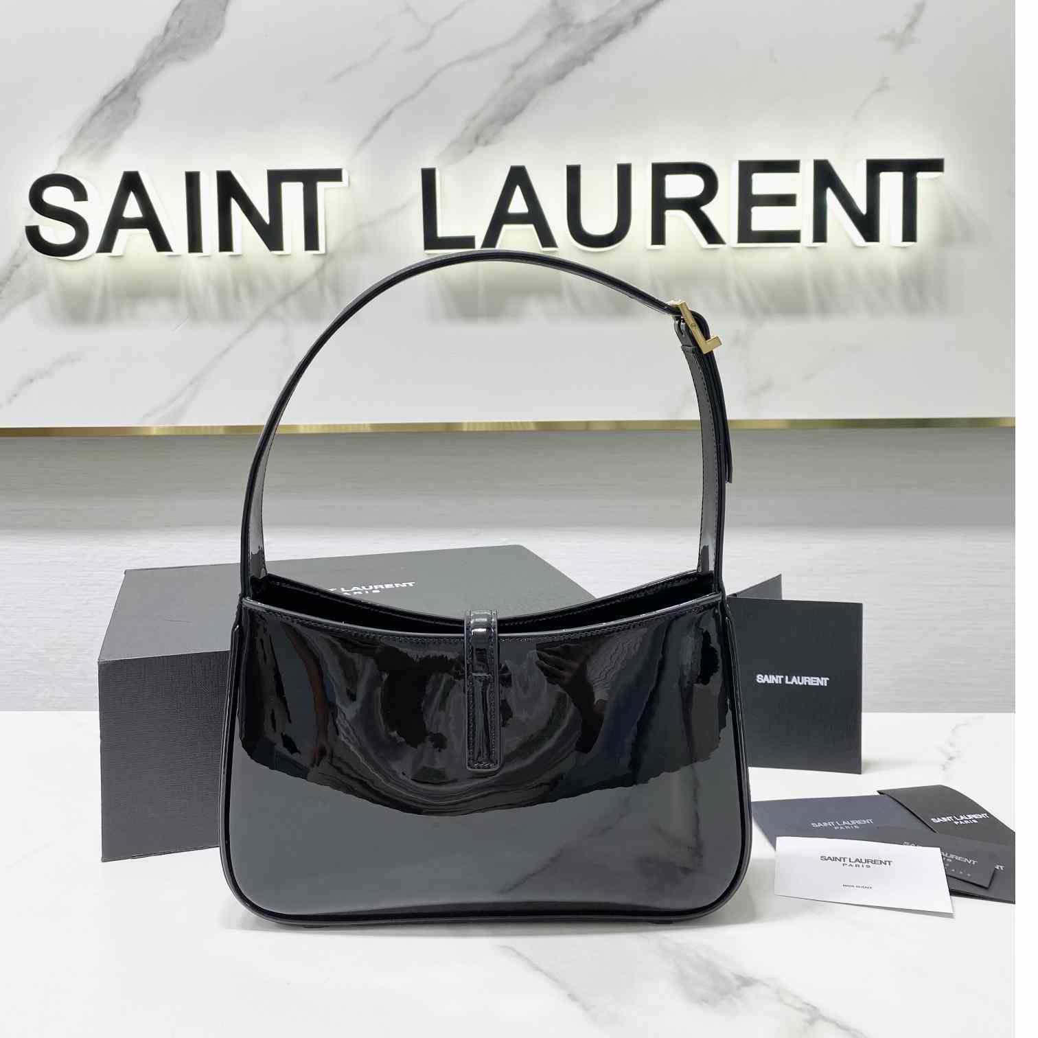 Saint Laurent Le 5 À 7 aus Lackleder - EUR FASHION