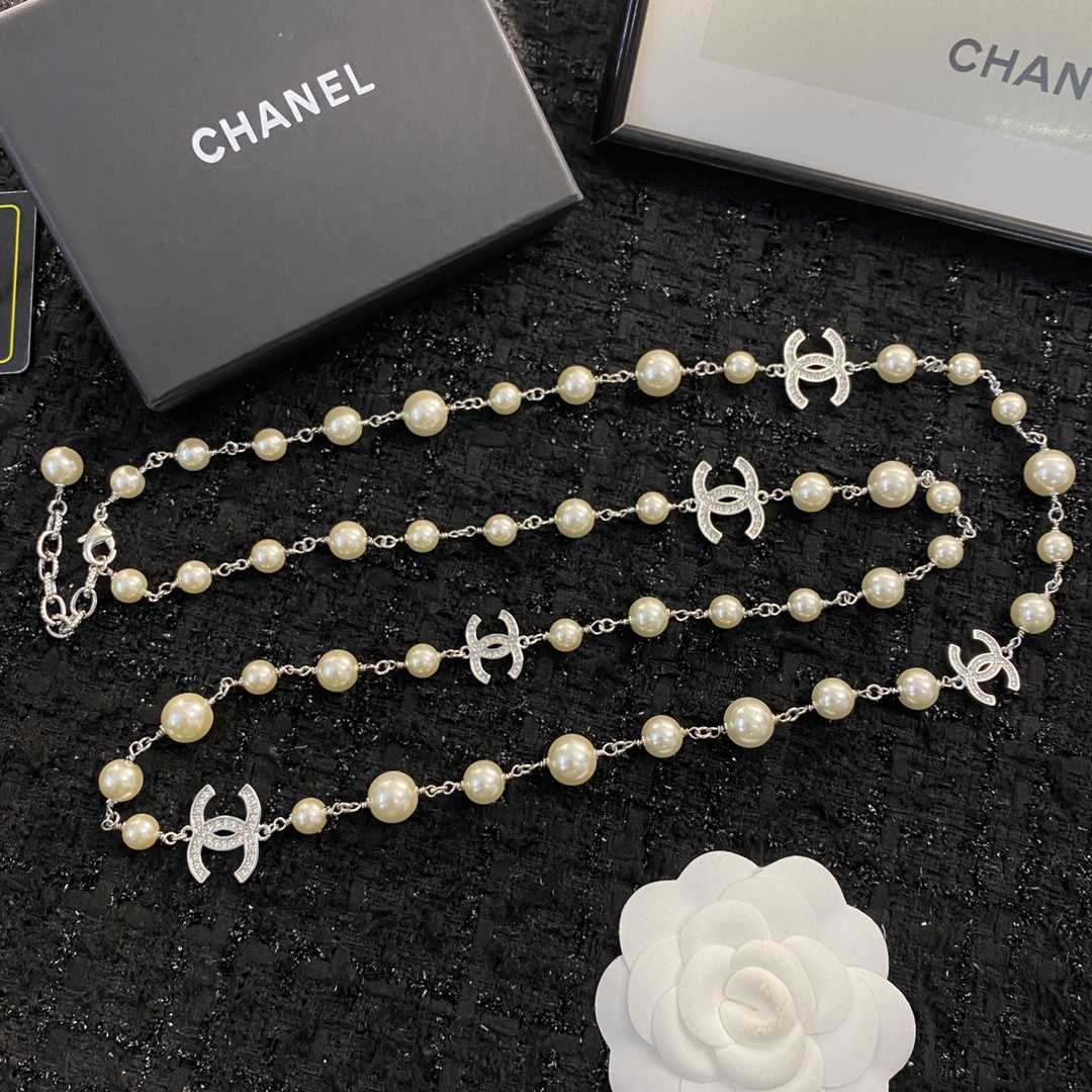 Chanel Perlenkette Sautoir mit CC-Logos und Kristallen - EUR FASHION