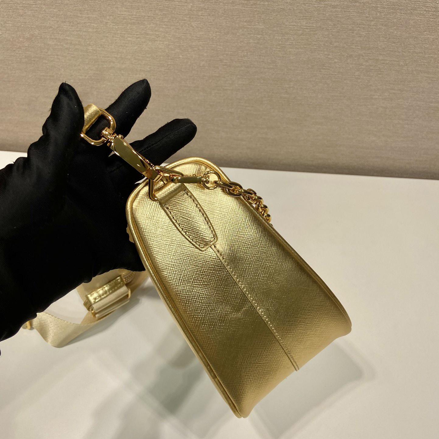 Prada Triangle Umhängetasche aus Saffiano-Leder - EUR FASHION