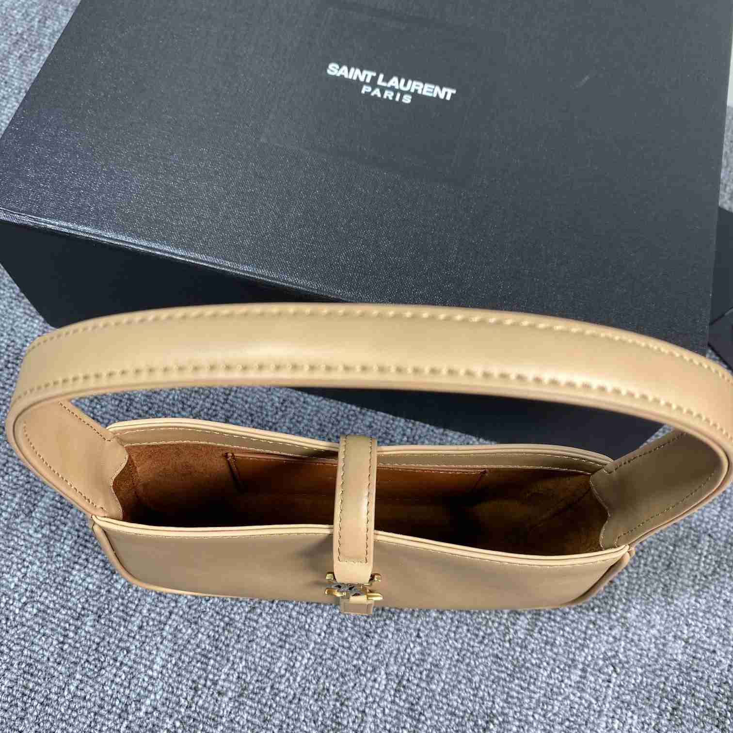 Saint Laurent Le 5 À 7 aus Glattleder - EUR FASHION