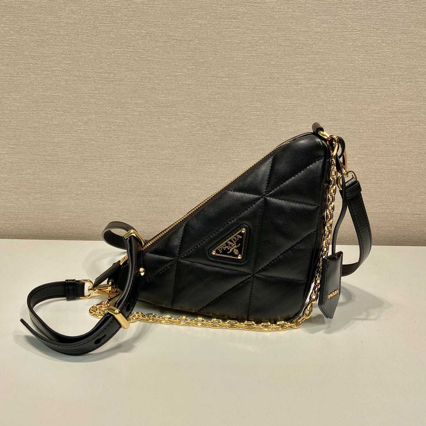 Prada Dreieck-Ledertasche (26-15-11 cm) - EUR FASHION