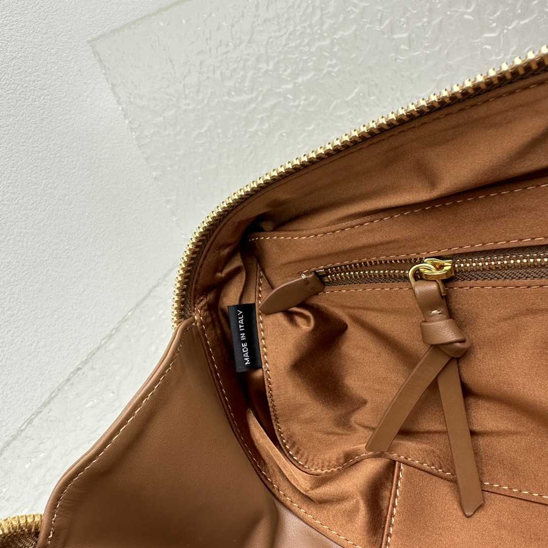 Miu Miu Ledertasche mit Henkel - EUR FASHION