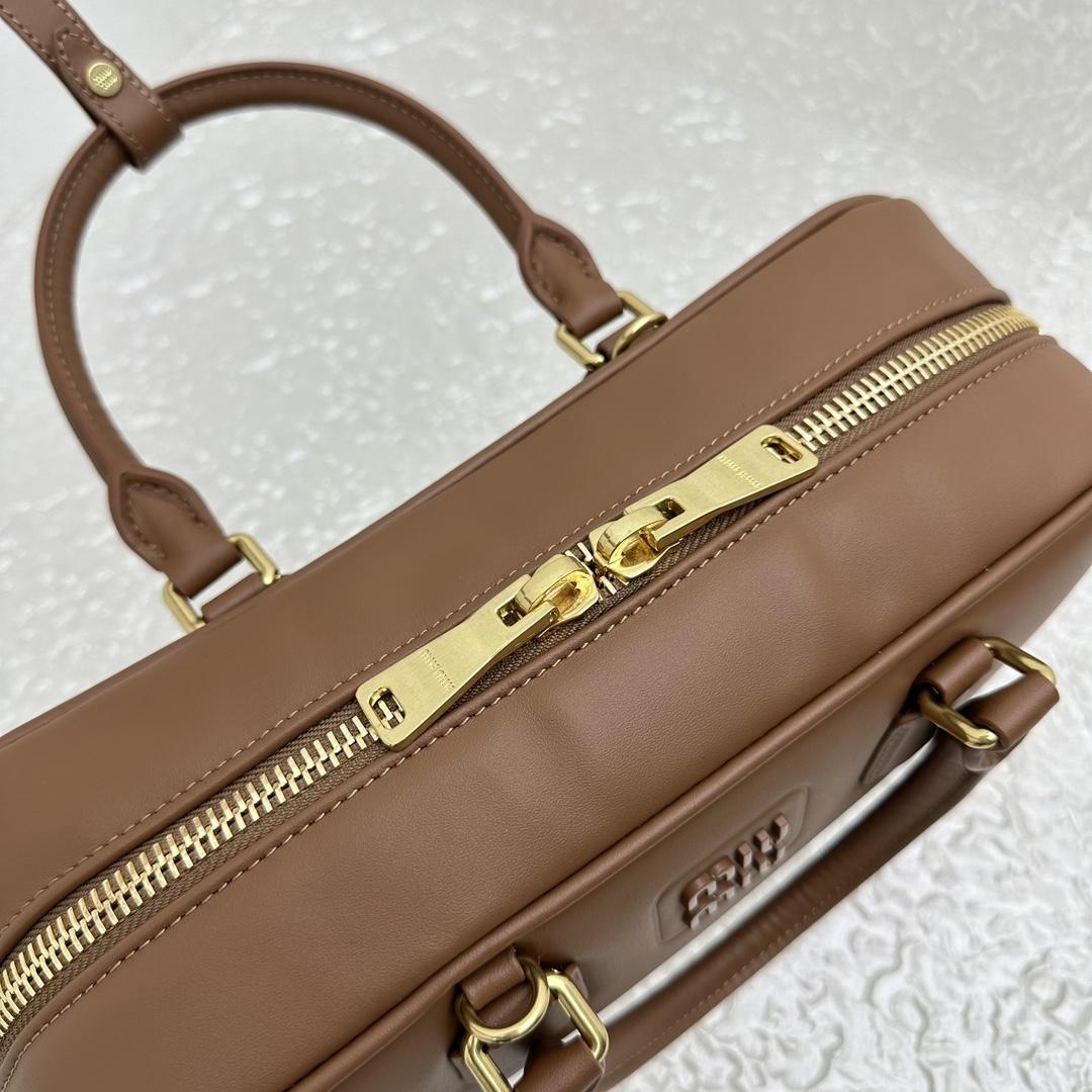 Miu Miu Ledertasche mit Henkel - EUR FASHION