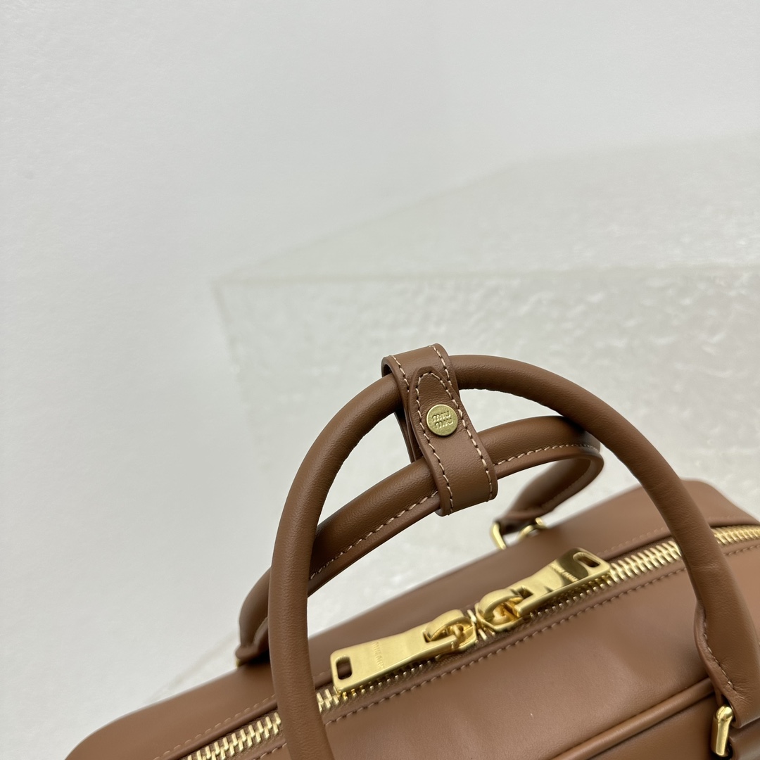 Miu Miu Ledertasche mit Henkel - EUR FASHION