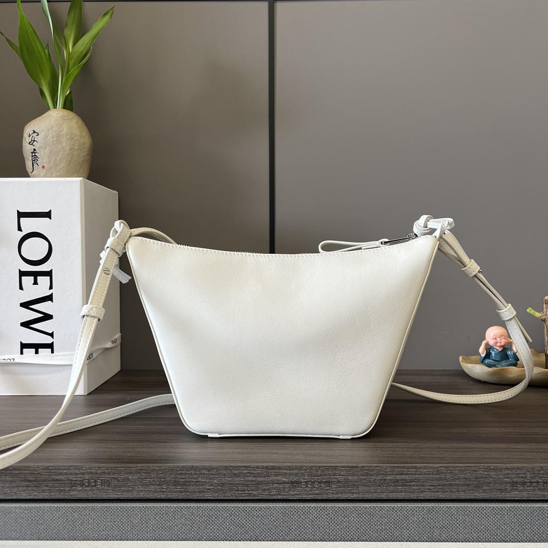 Loewe Mini Hammock Hobo Bag aus klassischem Kalbsleder - EUR FASHION