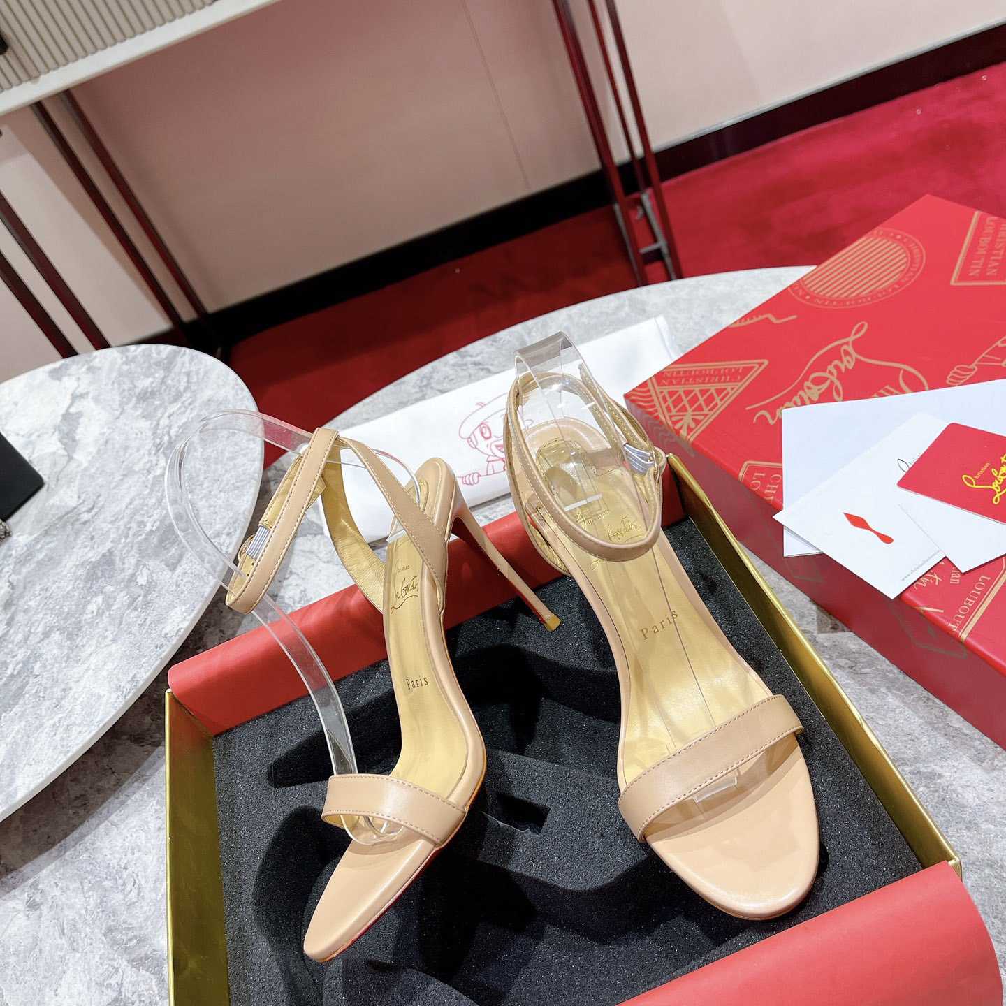 Christian Louboutin Loubi Queen Sandalen – Nappaleder – Nude - EUR FASHION