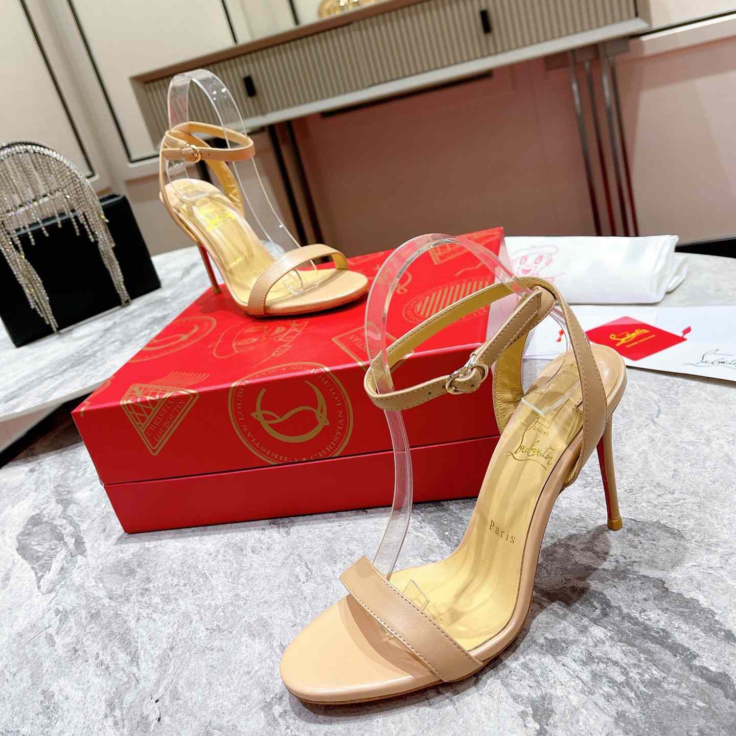 Christian Louboutin Loubi Queen Sandalen – Nappaleder – Nude - EUR FASHION