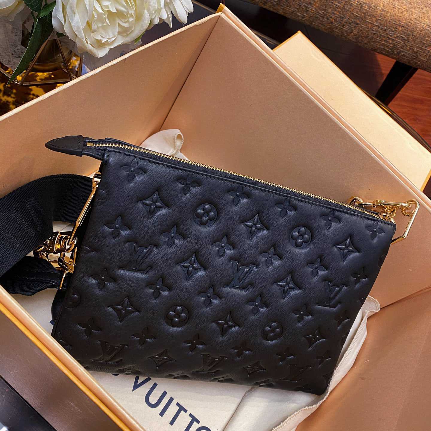 Louis Vuitton Coussin Schwarzes Lamm (26 x 20 x 12 cm) M57790 - EUR FASHION