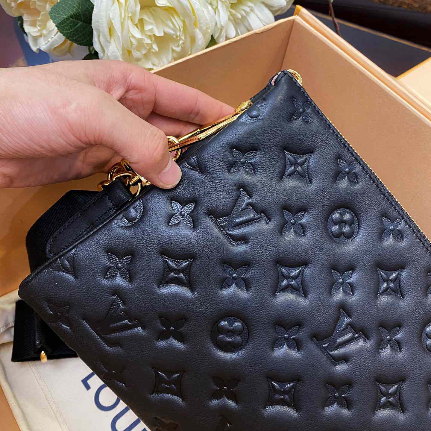 Louis Vuitton Coussin Schwarzes Lamm (26 x 20 x 12 cm) M57790 - EUR FASHION