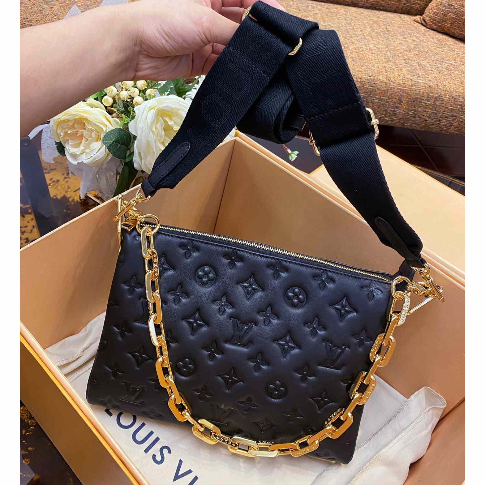 Louis Vuitton Coussin Schwarzes Lamm (26 x 20 x 12 cm) M57790 - EUR FASHION