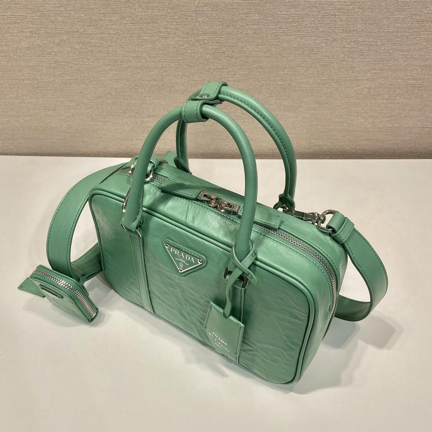 Prada Mittelgroße Tasche aus antikem Nappaleder mit Henkel - EUR FASHION