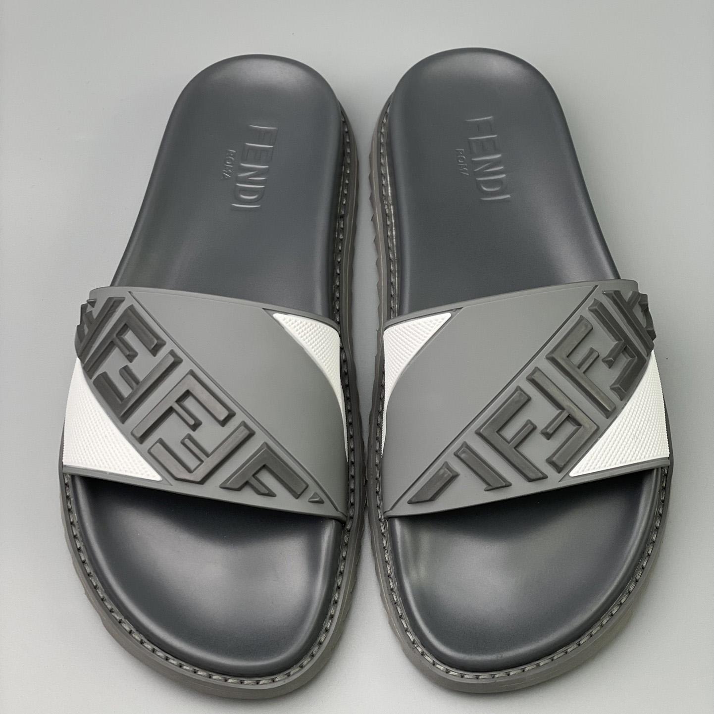 Fendi-Slipper aus grauem Gummi - EUR FASHION