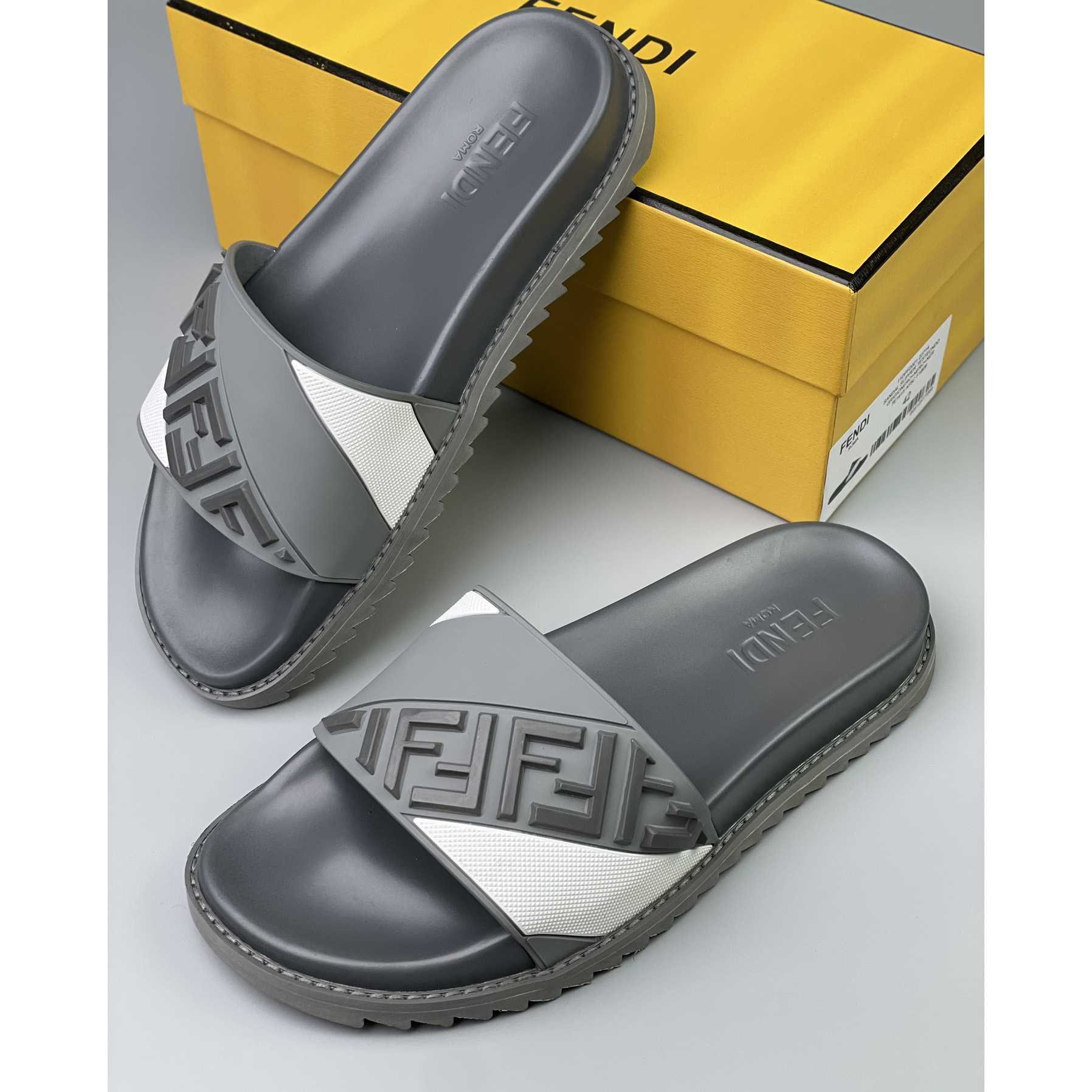 Fendi-Slipper aus grauem Gummi - EUR FASHION