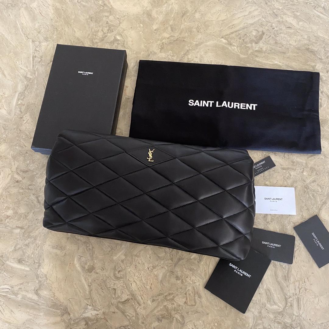 Saint Laurent Sade Puffer-Clutch aus gestepptem Leder in Schwarz - EUR FASHION