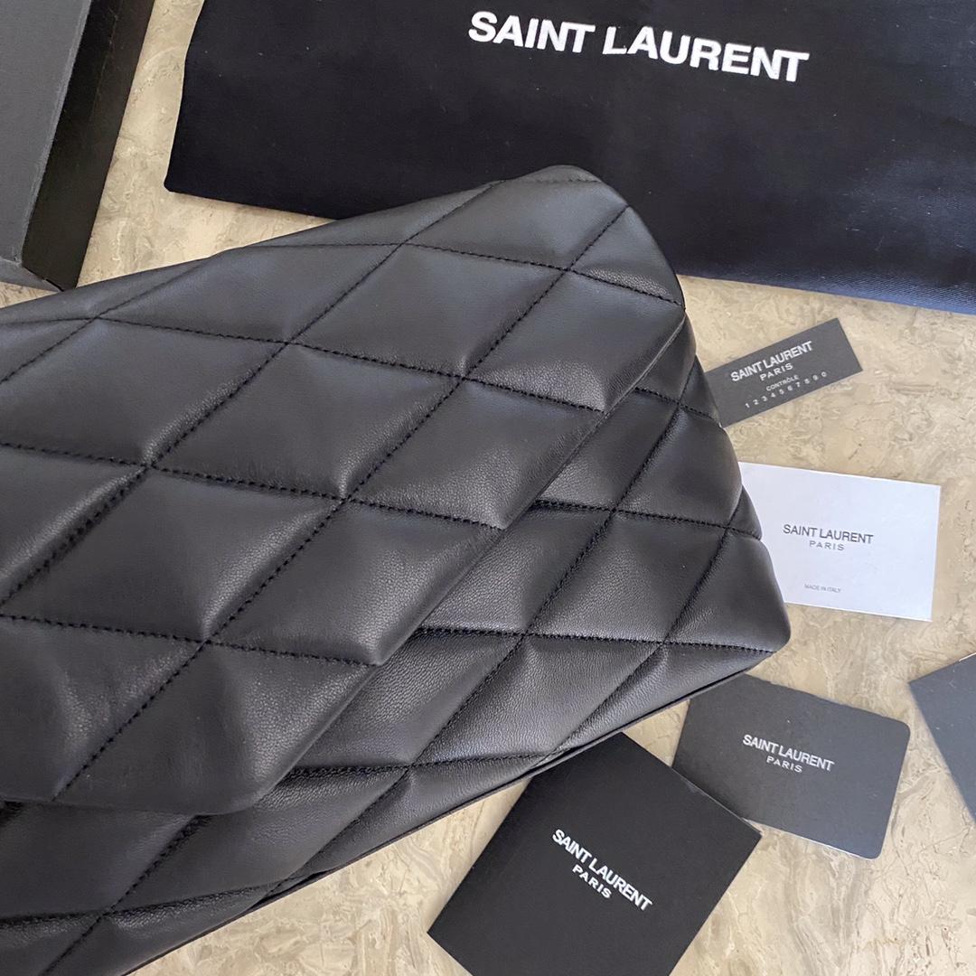 Saint Laurent Sade Puffer-Clutch aus gestepptem Leder in Schwarz - EUR FASHION