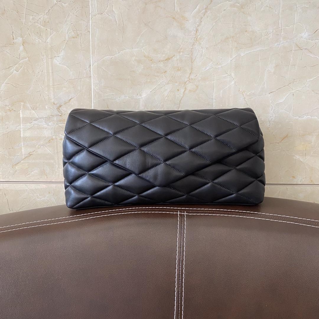 Saint Laurent Sade Puffer-Clutch aus gestepptem Leder in Schwarz - EUR FASHION