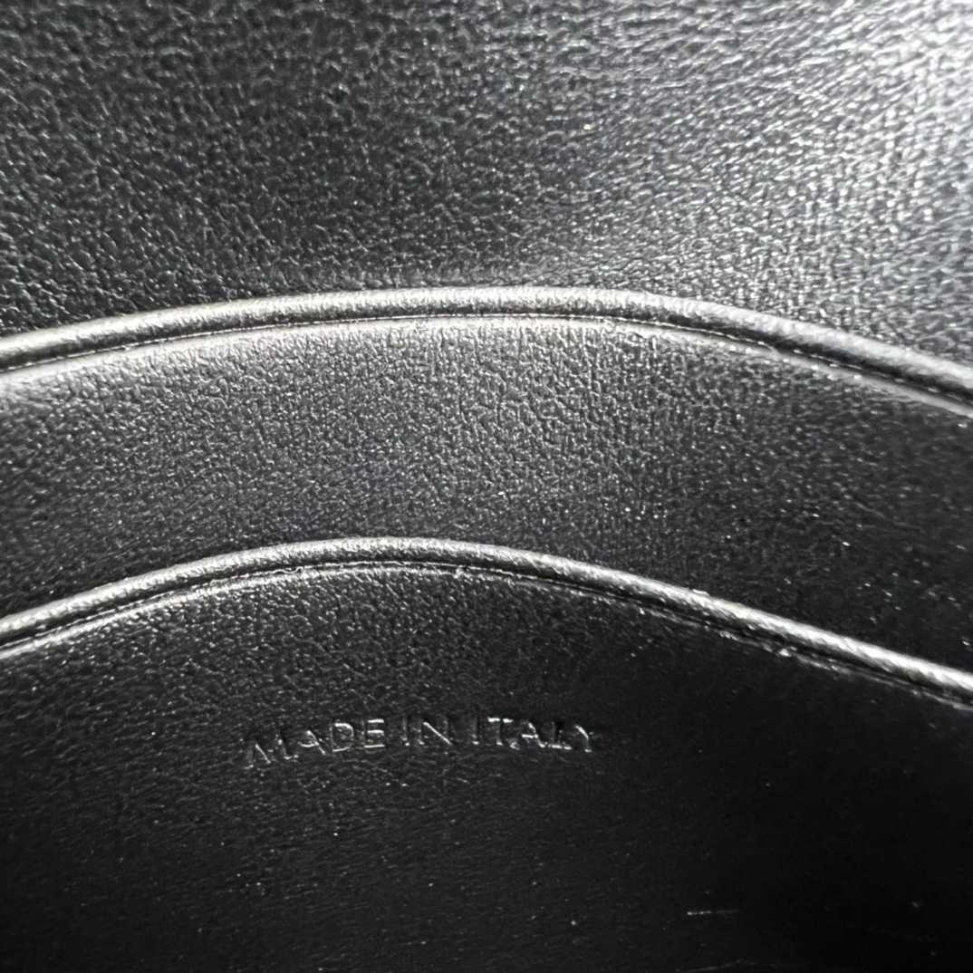 Kompakte Celine-Geldbörse mit Münzen-Triomphe aus glänzendem Kalbsleder - EUR FASHION