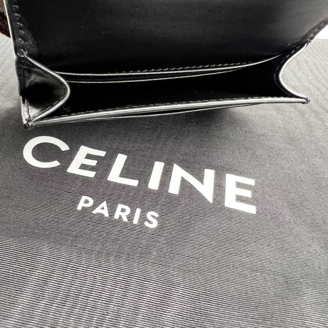 Kompakte Celine-Geldbörse mit Münzen-Triomphe aus glänzendem Kalbsleder - EUR FASHION