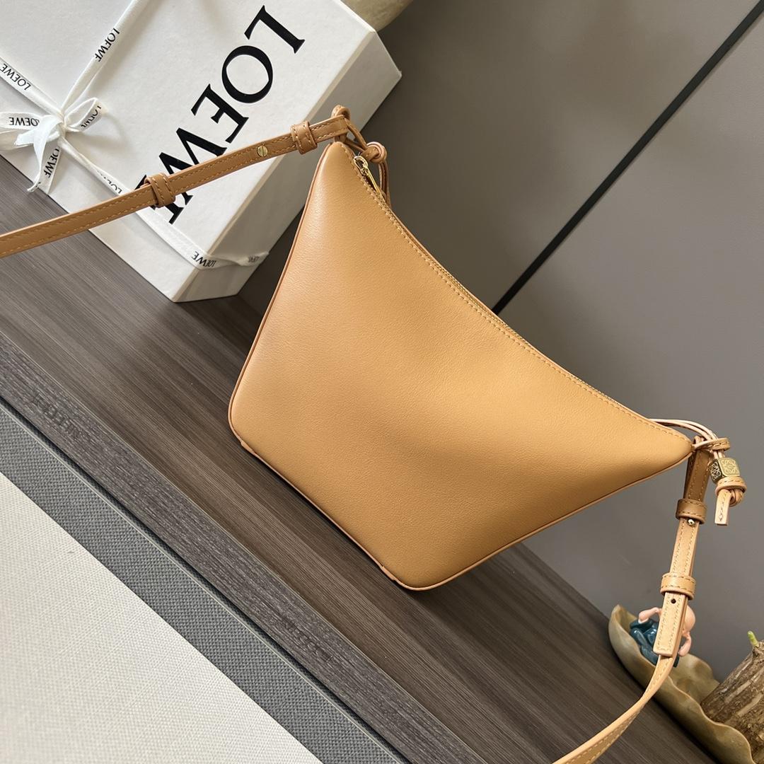 Loewe Mini Hammock Hobo Bag aus klassischem Kalbsleder - EUR FASHION