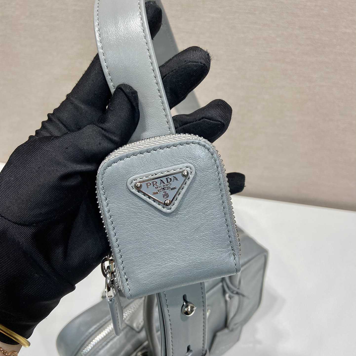 Prada Mittelgroße Tasche aus antikem Nappaleder mit Henkel - EUR FASHION