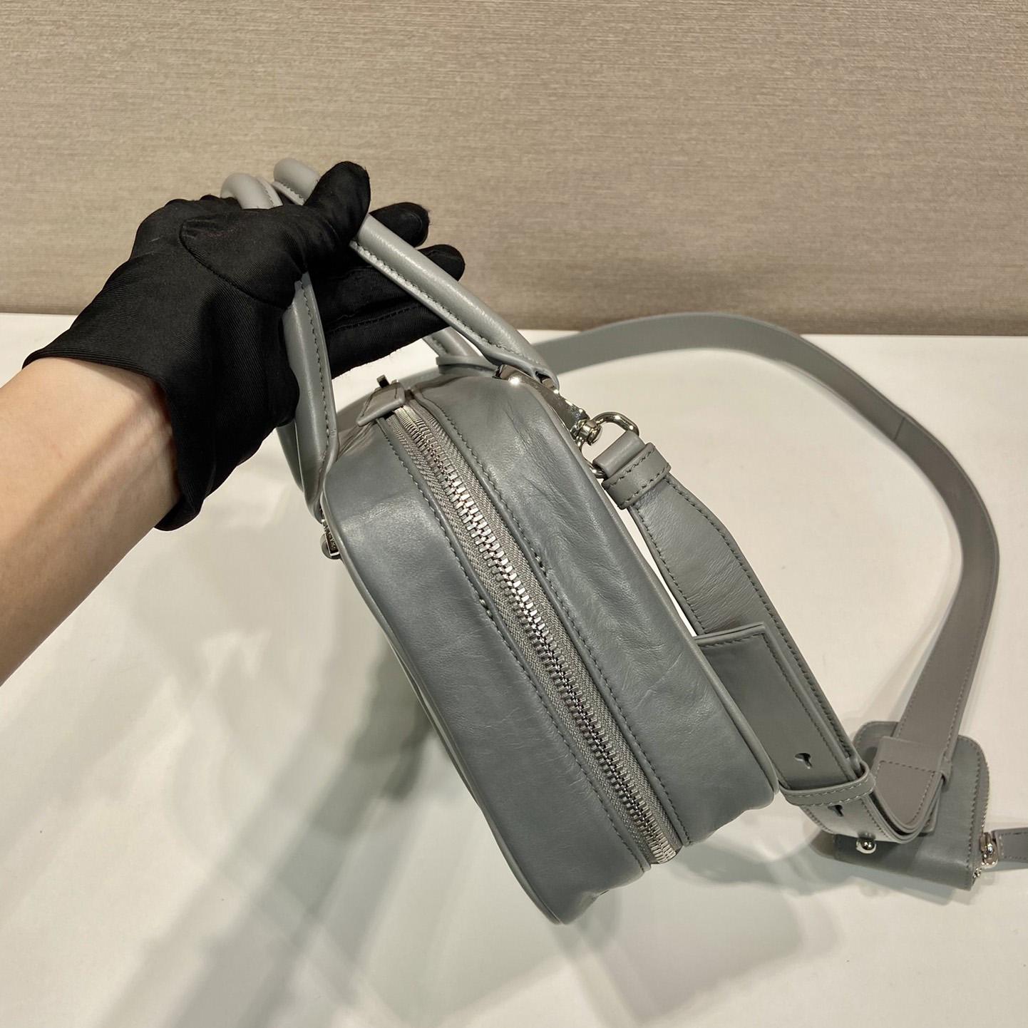 Prada Mittelgroße Tasche aus antikem Nappaleder mit Henkel - EUR FASHION