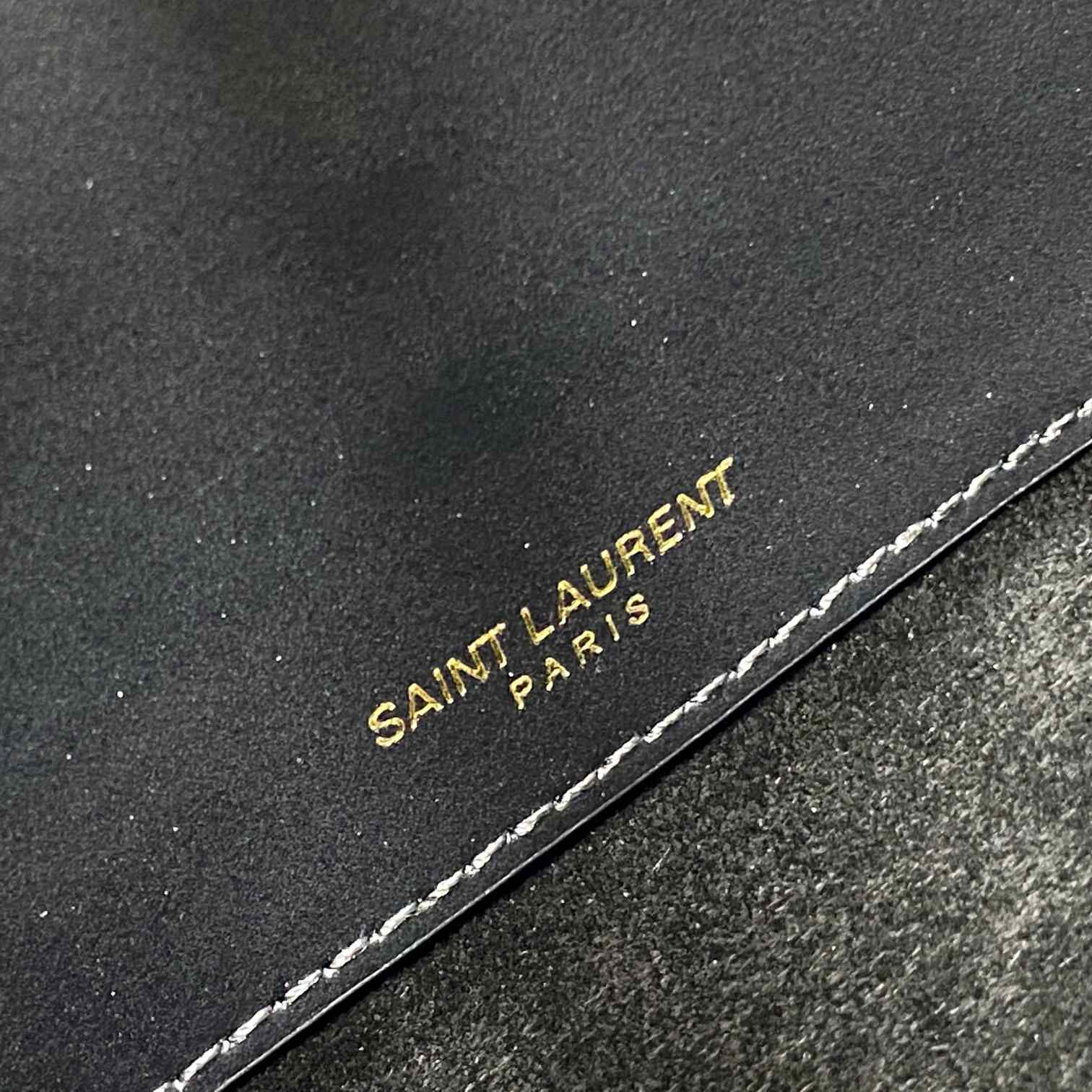 Saint Laurent Le 37 aus glänzendem Leder - EUR FASHION