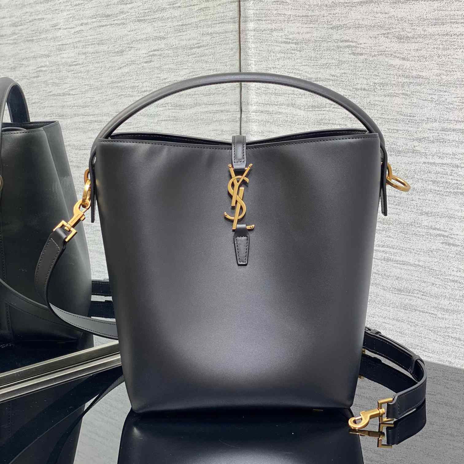 Saint Laurent Le 37 aus glänzendem Leder - EUR FASHION