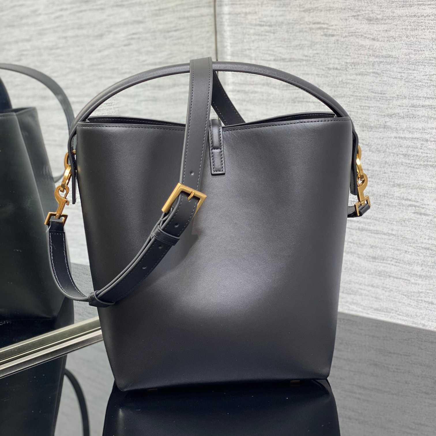 Saint Laurent Le 37 aus glänzendem Leder - EUR FASHION