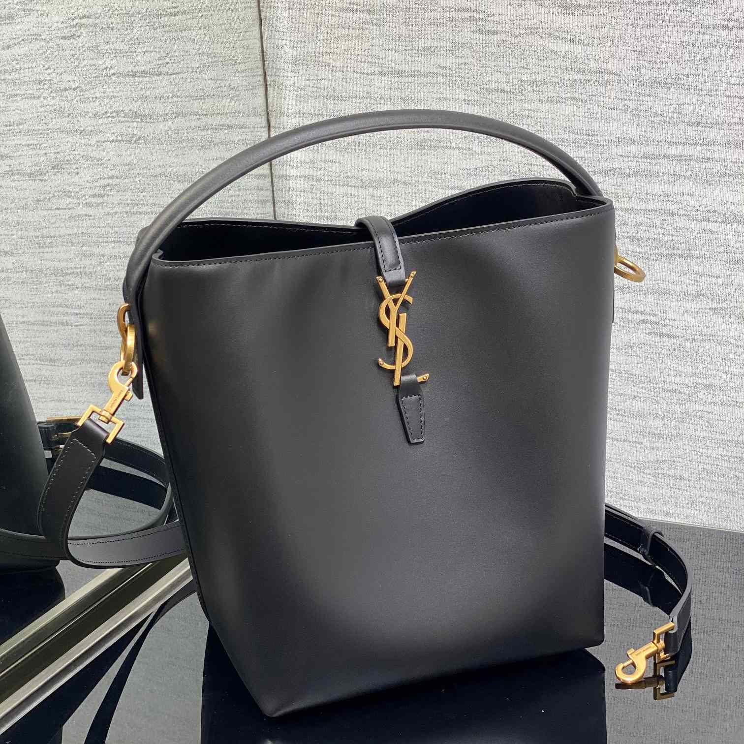 Saint Laurent Le 37 aus glänzendem Leder - EUR FASHION